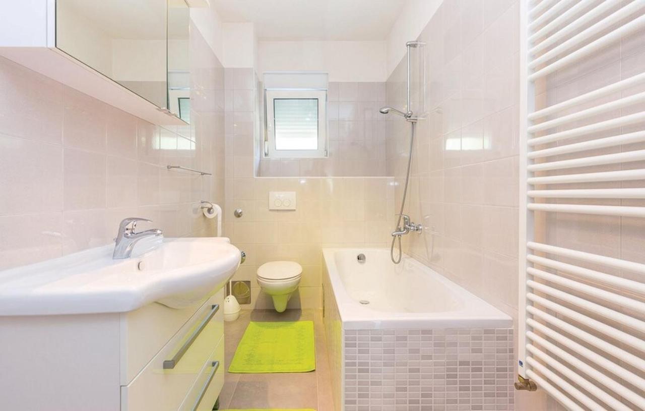 Big White Apartment Novi Vinodolski Bagian luar foto